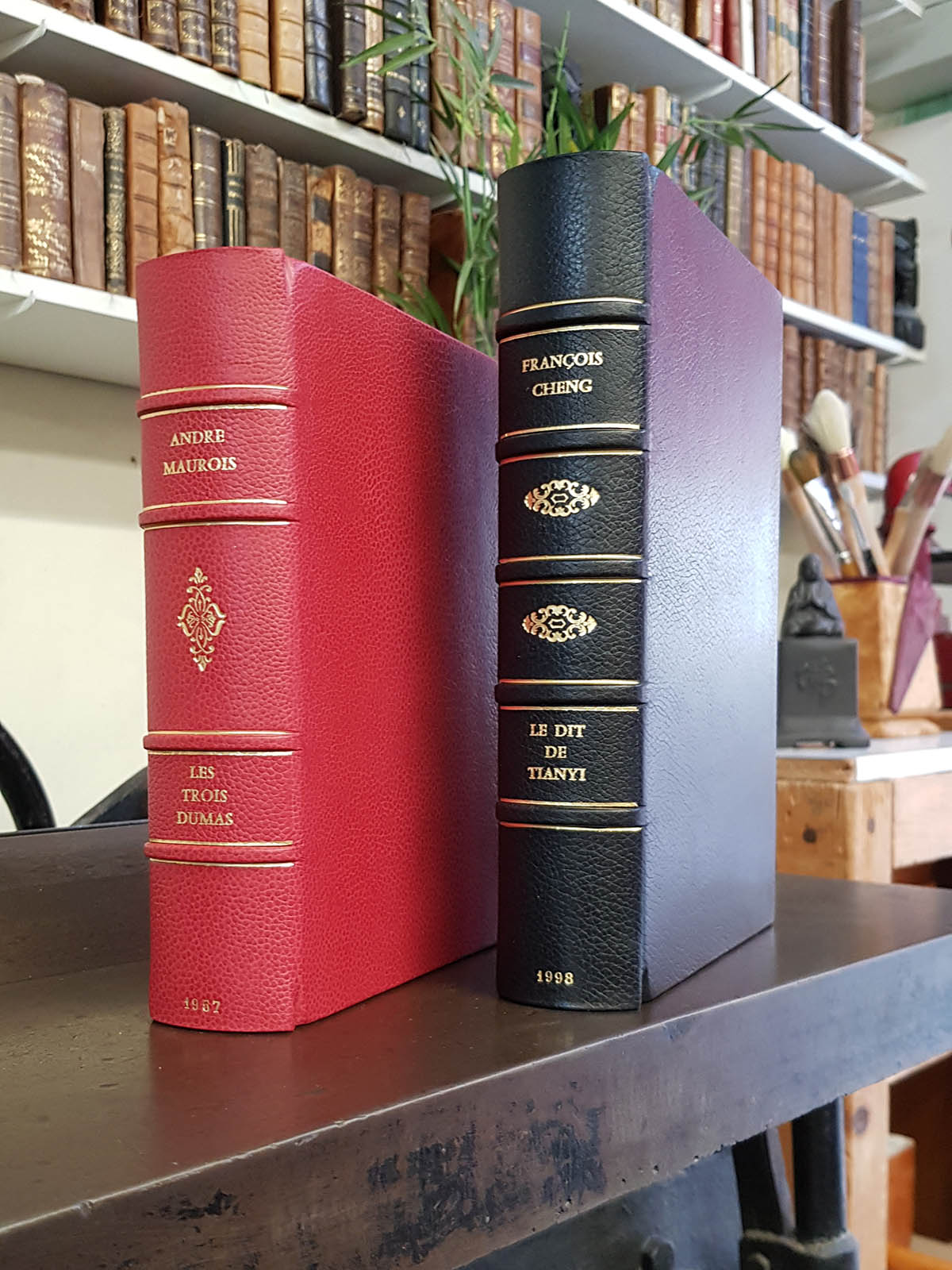 Reliures classiques en cuir r&eacute;alis&eacute;es par un relieur d&rsquo;art &agrave; Nice &ndash; Fran&ccedil;ois Cheng et Andr&eacute; Maurois