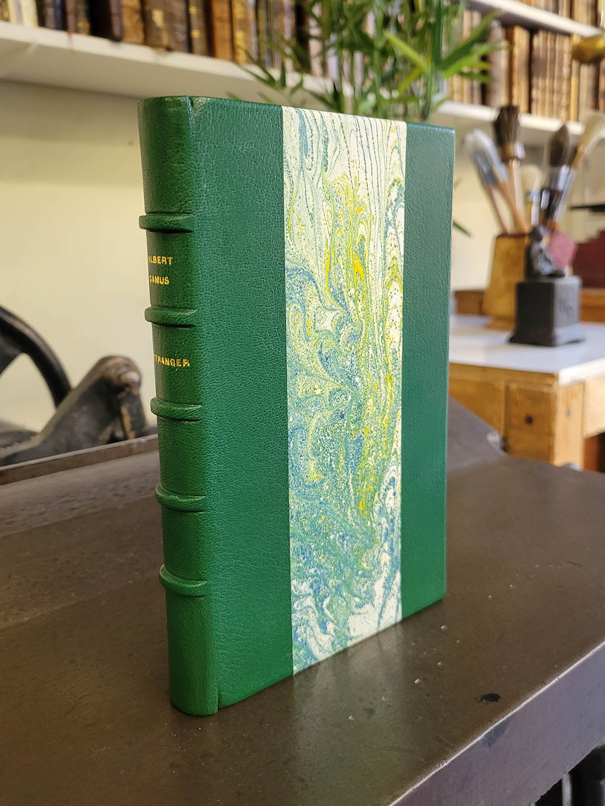 Reliure classique demi-cuir verte avec papier marbr&eacute; &ndash; L&rsquo;&Eacute;tranger d&rsquo;Albert Camus r&eacute;alis&eacute;e par un relieur d&rsquo;art &agrave; Nice